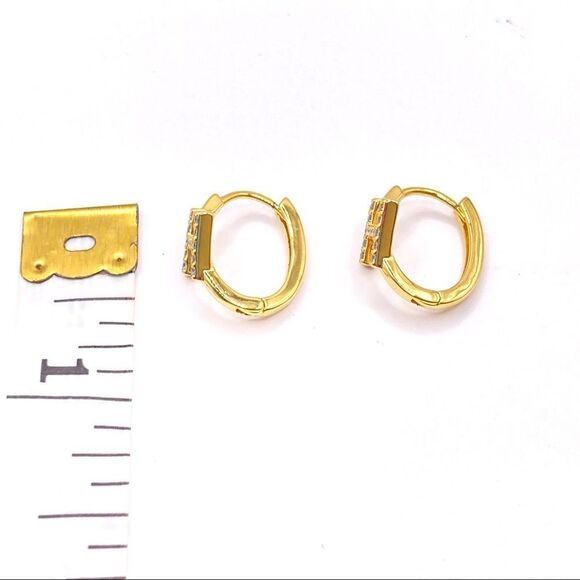 Gold Initial H Oval Hoop Earrings - Picture 4 of 4